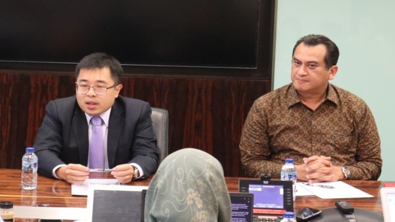 (Kiri-Kanan) - Head of Indonesia Equities Research J.P. Morgan Indonesia Henry Wibowo dan Senior Country Officer J.P. Morgan Indonesia Gioshia Ralie dalam sebuah diskusi (ANTARA/HO-Istimewa)