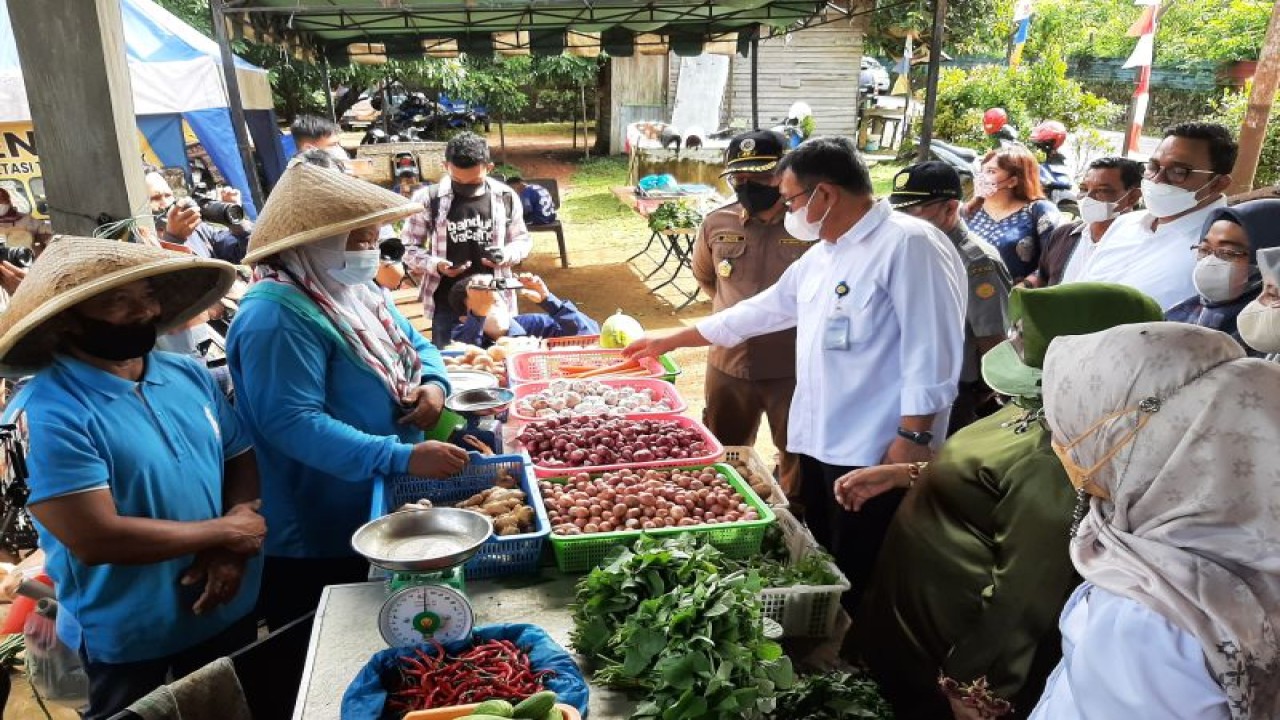 Aktivitas pasar murah di Jalan Hang Lekir, Kota Tanjungpinang, Provinsi Kepulauan Riau (Kepri). ANTARA/Ogen