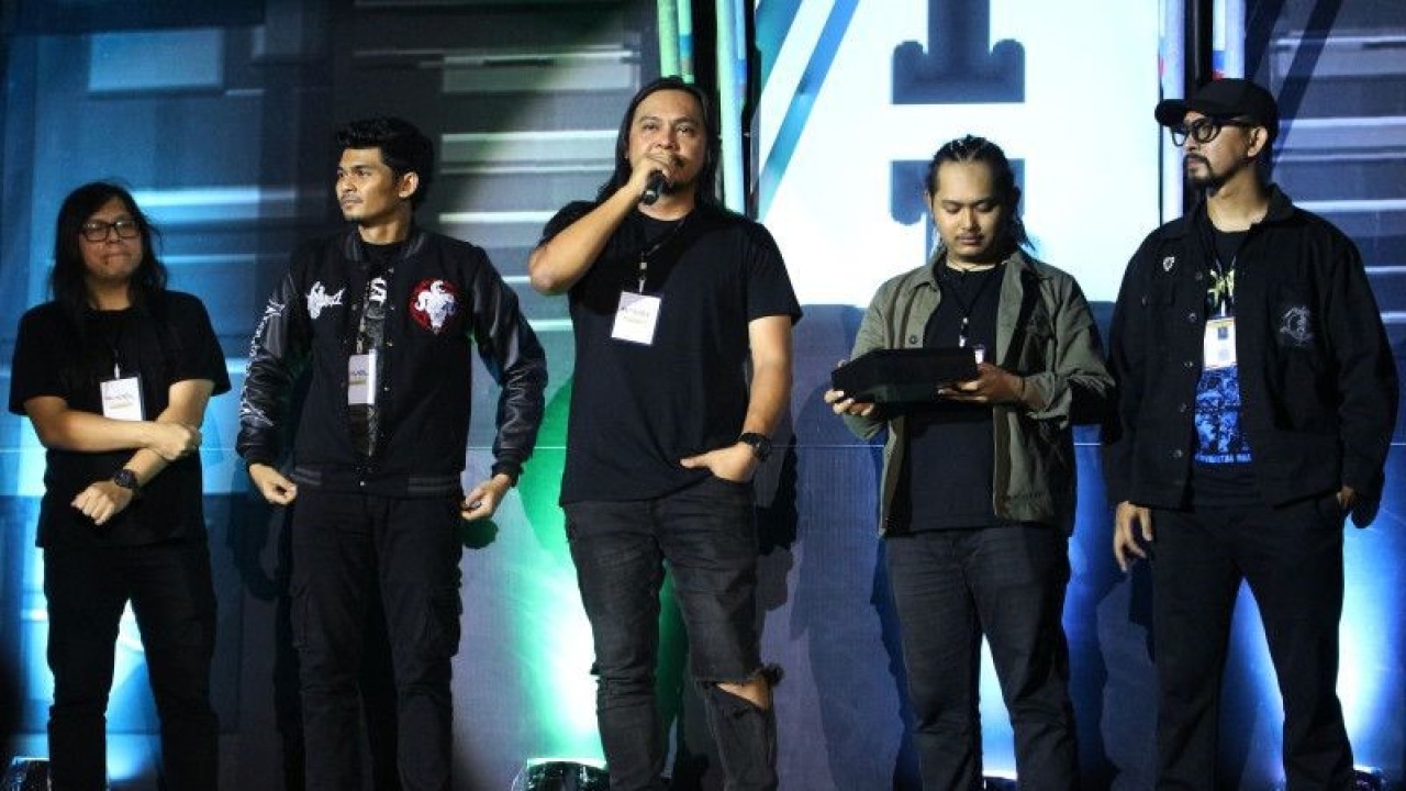 Gitaris DeadSquad sekaligus anggota klub The Prediksi Stevie Morley Item (tengah) saat menerima penghargaan dari Hammersonic Awards di Carnaval Beach Ancol, Jakarta, Sabtu (18/3). (ANTARA/Adnan Nanda)