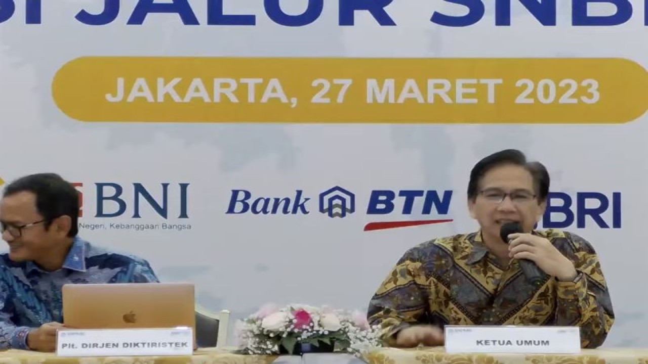 Ketua Umum Seleksi Nasional Penerimaan Mahasiswa Baru (SNPMB) Mochamad Ashari dalam Konferensi Pers di Jakarta, Senin (27/3/2023). (ANTARA/AstridFaidlatulHabibah)