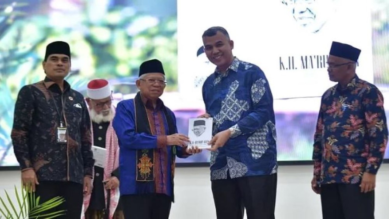 Universitas Islam Negeri (UIN) Ar-Raniry Banda Aceh meluncurkan buku "KH Ma'ruf Amin Bapak Ekonomi Syariah Indonesia".  (NN/RJP, BPMI – Setwapres)