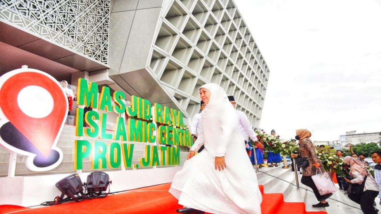 Gubernur Jatim Khofifah Indar Parawansa memasuki Masjid Raya Islamic Centre Jalan Dukuh Kupang Surabaya, di sela persemian, Sabtu (18/3/2023). (ANTARA/HO-Biro Adpim Jatim)