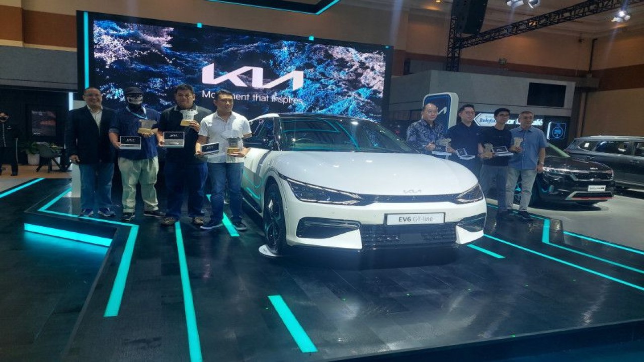 Seremoni penyerahan unit pertama mobil listrik KIA EV6 kepada konsumen di Gaikindo Jakarta Auto Week 2023, Jumat (10/3/2023). (ANTARA/Adimas Raditya)