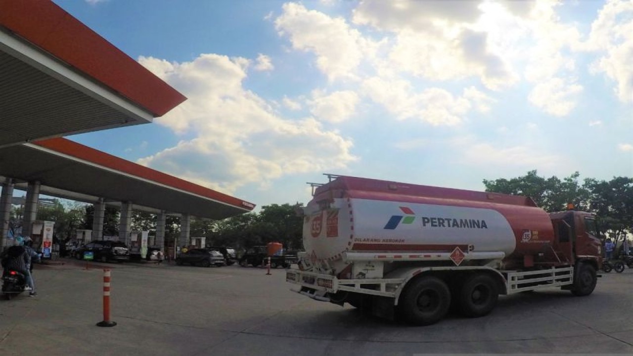 Dokumentasi. Truk tangki angkutan BBM di SPBU di Balikpapan. Pertamina menyetorkan Rp2,7 triliun PBBKBM untuk Kalimantan Timur pada tahun 2022. (ANTARA/novi abdi)