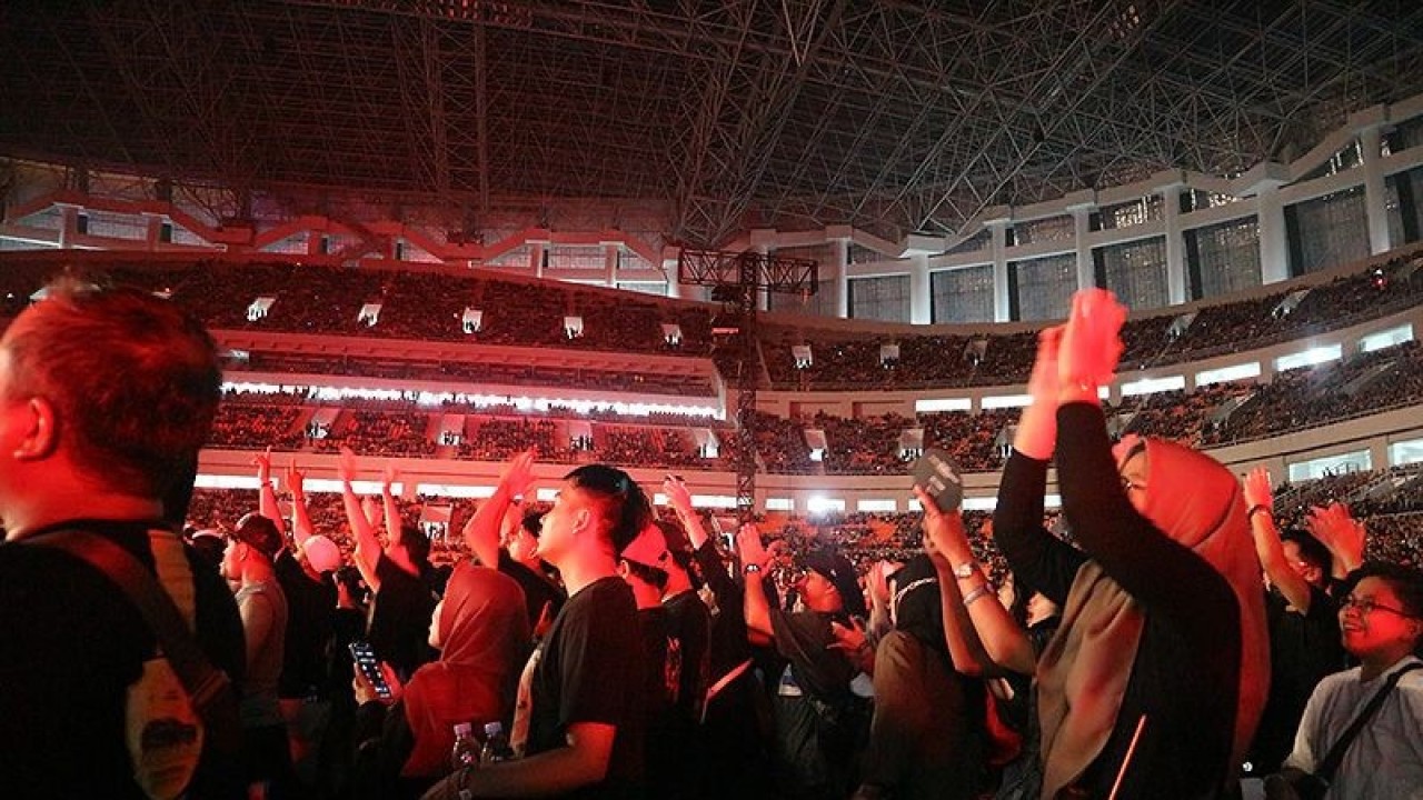 Puluhan ribu penonton menyaksikan aksi grup band Dewa 19 dalam konser bertajuk "Pesta Rakyat 30 Tahun Berkarya" di Jakarta International Stadium (JIS), Jakarta Utara, Sabtu (4/2/2023). ANTARA/Pamela Sakina/aa.