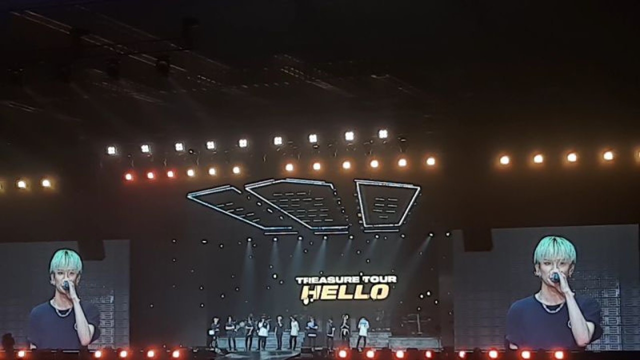 Grup idola K-pop TREASURE dalam konser "2023 TREASURE TOUR (HELLO) IN JAKARTA" hari kedua, pada Minggu (19/3/2023) di ICE, BSD, Tangerang. TREASURE menggelar konser di Indonesia selama dua hari yakni 18 dan 19 Maret 2023 di lokasi yang sama. (ANTARA/Lia Wanadriani Santosa)