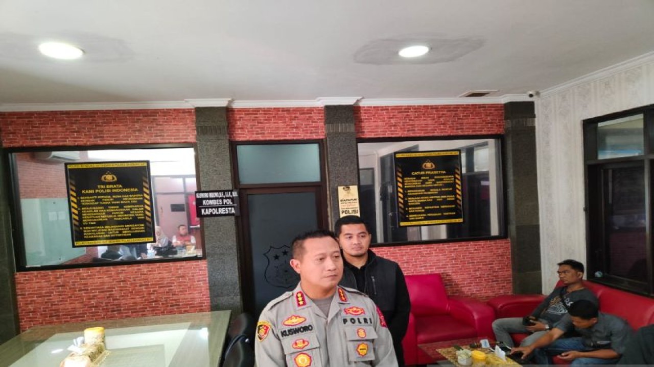 Kapolresta Bandung Kombes Pol. Kusworo Wibowo memberikan keterangan mengenai pembacokan mantan Ketua Komisi Yudisial (KY) Jaja Ahmad Jayus, di Mapolresta Bandung, Rabu (29/3/2023). ANTARA/Ricky Prayoga