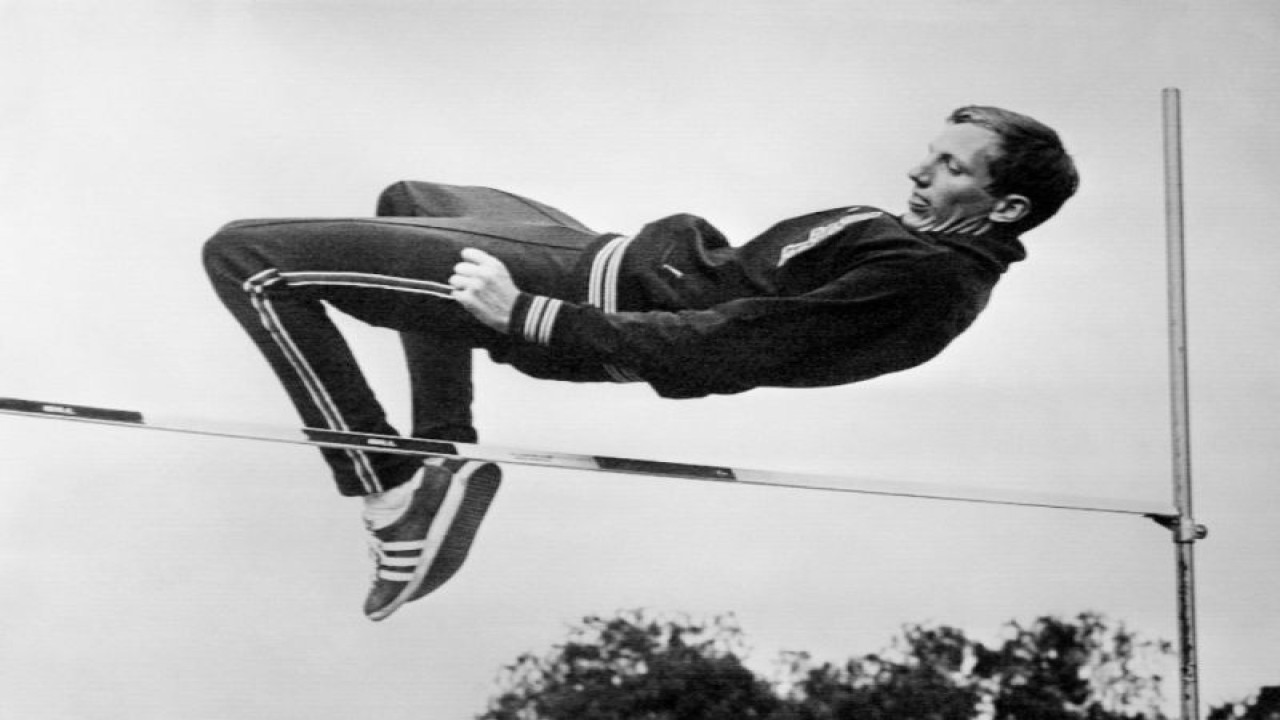 Atlet lompat tinggi Dick Fosbury asal Amerika Serikat melompati mistar saat berlatih pada 10 Oktober 1968 di Meksiko. Forbury memenangi emas Olimpiade dengan lompatan 2,24m sembari merevolusi gaya lompat tinggi dengan pendekatan yang dijuluki "Fosbury flop", yang sejak itu digunakan oleh para atlet elite di seluruh dunia hingga saat ini. Photo by EPU / AFP.