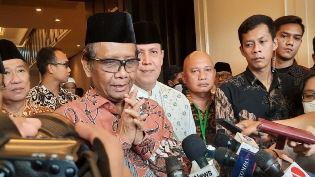 Menteri Koordinator Politik Hukum dan Keamanan (Menkopolhukam) Mahfud MD memberikan keterangan pers dalam acara Tadarus Kebangsaan di Jakarta, Sabtu (25/3/2023). (ANTARA/Laily Rahmawaty)