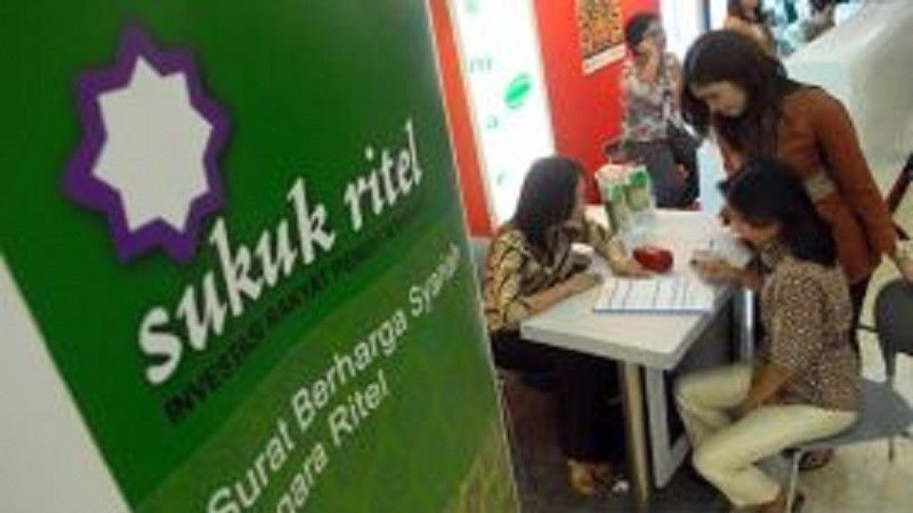 Ilustrasi - Beberapa calon pembeli berkonsultasi tentang pembelian di sebuah gerai agen penjual Sukuk Negara Ritel Seri SR-001 saat peluncurannya di Jakarta. (FOTO ANTARA/Andika Wahyu/pd/aa.)