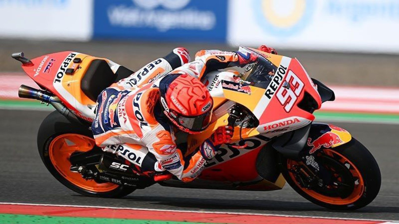 Arsip- Pembalap Repsol Honda Team Marc Marquez memacu sepeda motornya saat sesi latihan bebas 2 MotoGP seri Pertamina Grand Prix of Indonesia 2022 di Pertamina Mandalika International Street Circuit, Lombok Tengah, NTB, Jumat (18/3/2022) (ANTARA FOTO/Andika Wahyu/hp.)