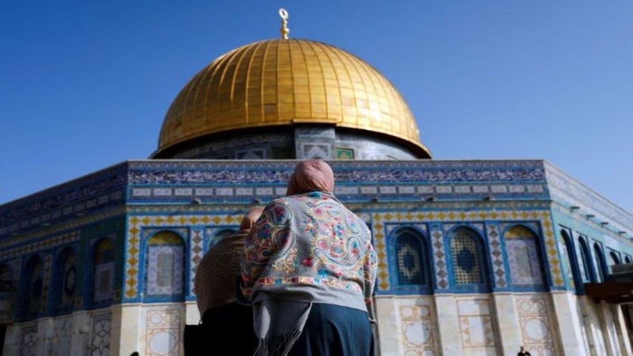 Seorang pengunjung melihat ke Kubah Batu di kompleks yang dikenal umat Islam sebagai Tempat Suci Mulia dan bagi orang Yahudi sebagai Temple Mount, di Kota Tua Yerusalem 3 Januari 2023. (Ammar Awad/Reuters)