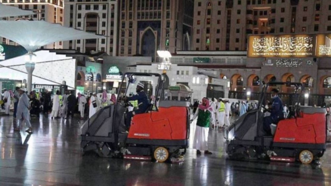 Badan Kepresidenan Umum Urusan Masjid Nabawi mengintensifkan upaya sterilisasi masjid dan fasilitasnya. (Saudi Gazette)