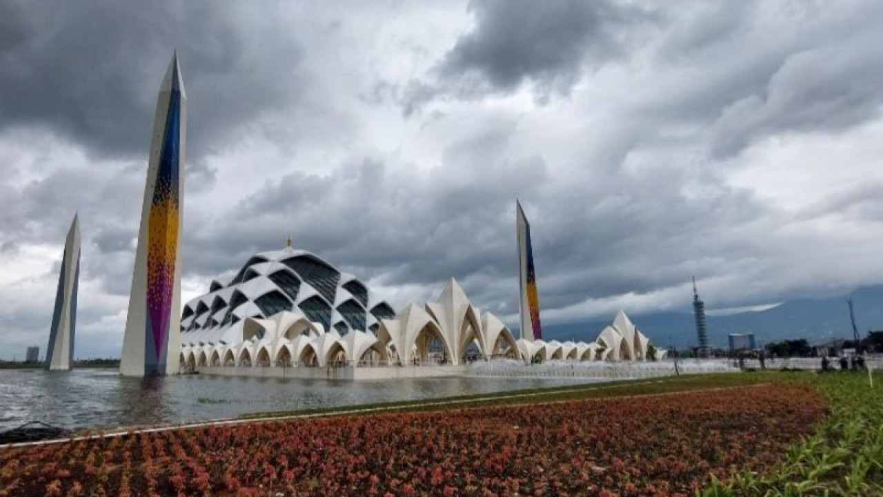 Masjid Raya Al Jabbar, Gedebage, Kota Bandung, Jawa Barat. ANTARA/Ajat Sudrajat