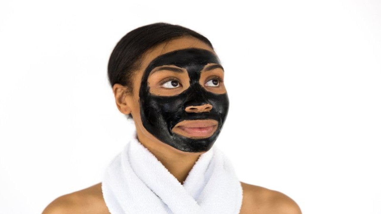 Ilustrasi seseorang mengaplikasikan masker pada wajahnya. (ANTARA/Pixabay)