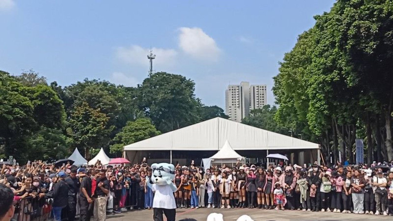 Krunk, maskot beruang biru YG Entertainment mengenjutkan BLINK di area parkir selatan Gelora Bung Karno (GBK), Jakarta, sebelum konser BLACKPINK World Tour [BORN PINK] yang dipromotori iME Indonesia, Sabtu (11/3/2023) (ANTARA/Suci Nurhaliza)