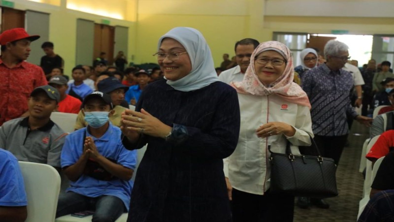 Menteri Ketenagakerjaan Ida Fauziyah berdialog dengan kepada para PMI di Malaysia, Sabtu (18/3/2023). (ANTARA/HO-Kemnaker)