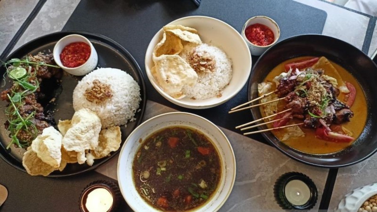 Beberapa hidangan khas Nusantara di Restoran Antarasa di One Satrio, Kuningan, Jakarta Selatan. Foto diambil Selasa (14/3/2023). ANTARA/Suci Nurhaliza