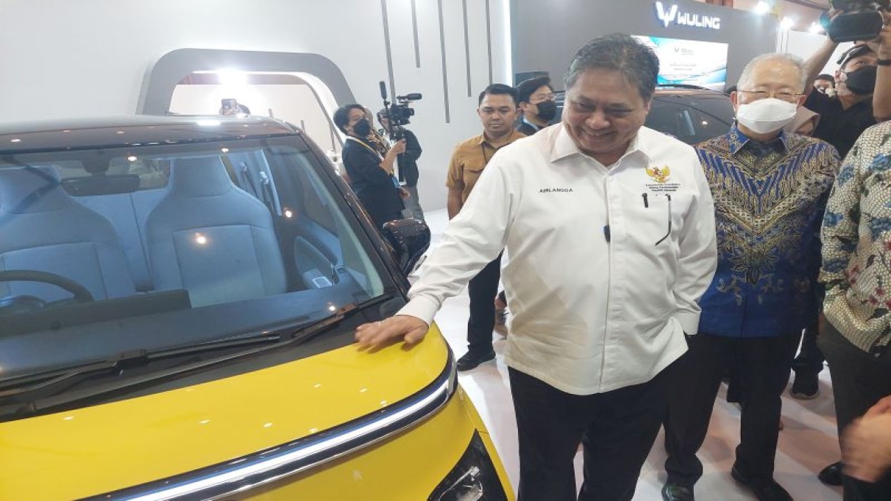 Menko Perekonomian Airlangga Hartarto saat meninjau pameran Gaikindo Jakarta Auto Week 2023 di Jakarta, Jumat (10/3/2023). (ANTARA/Adimas Raditya)