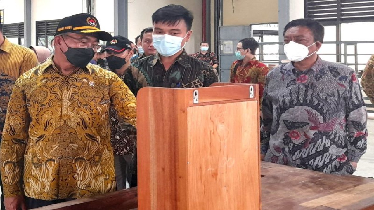 Menteri Koordinator Bidang Pembangunan Manusia dan Kebudayaan, Muhadjir Effendy (kiri) didampingi Kepala Badan Pengembangan Sumber Daya Manusia Industri (BPSDMI) Arus Gunawan (kiri) saat meninjau ruang workshop Politeknik Industri Furnitur dan Pengolahan Kayu (Polifurneka) di Kendal, Jawa Tengah. (ANTARA/ HO Kementerian Perindustrian)