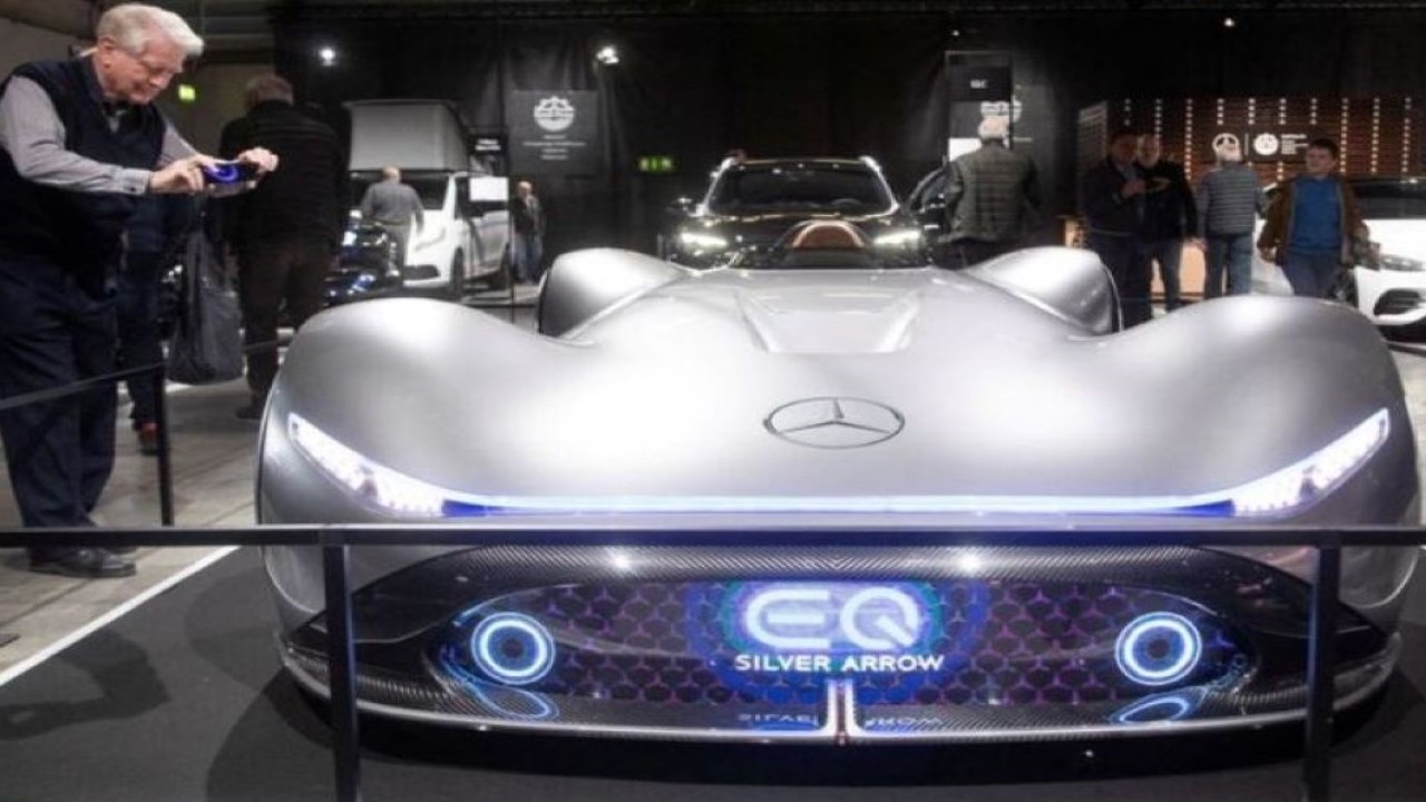 Mobil konsep Mercedes-Benz EQ Silver Arrow bertenaga listrik terlihat di Auto Zurich Car Show 2022 di Zurich, Swiss, 10 November 2022. (Arnd Wiegmann/Reuters)
