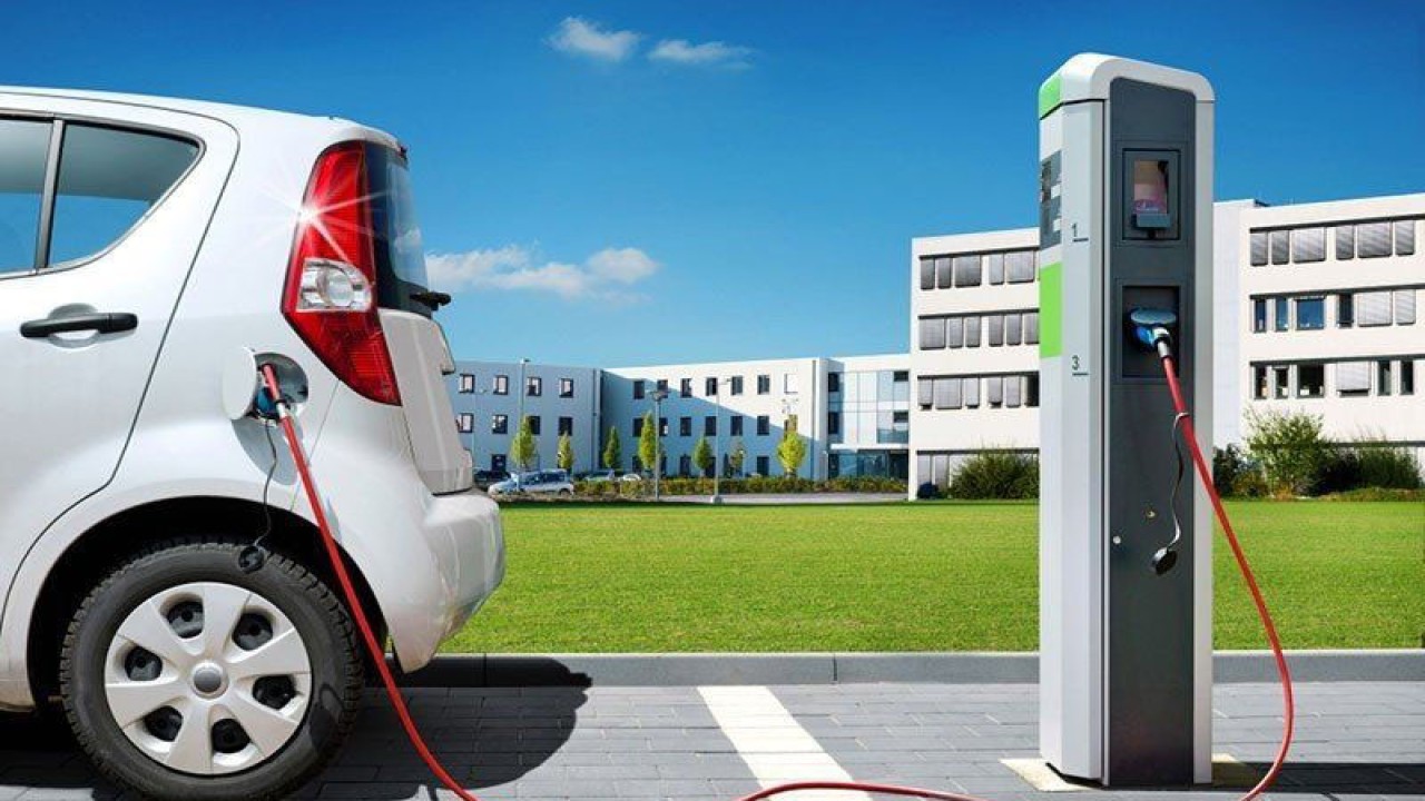 Ilustrasi - Mobil listrik tengah mengisi daya di tempat pengisian umum. (ANTARA/Shutterstock/pri.)
