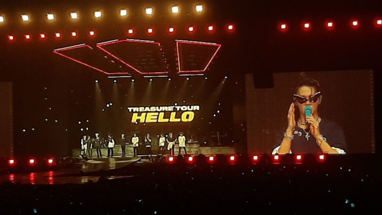 Grup idola K-pop Treasure dalam gelaran konser "2023 Treasure Tour (Hello) in Jakarta" hari pertama di ICE BSD, Tangerang pada Sabtu (18/3/2023). Mereka dijadwalkan menggelar konser kembali di lokasi yang sama 19 Maret 2023. (ANTARA/Lia Wanadriani Santosa)