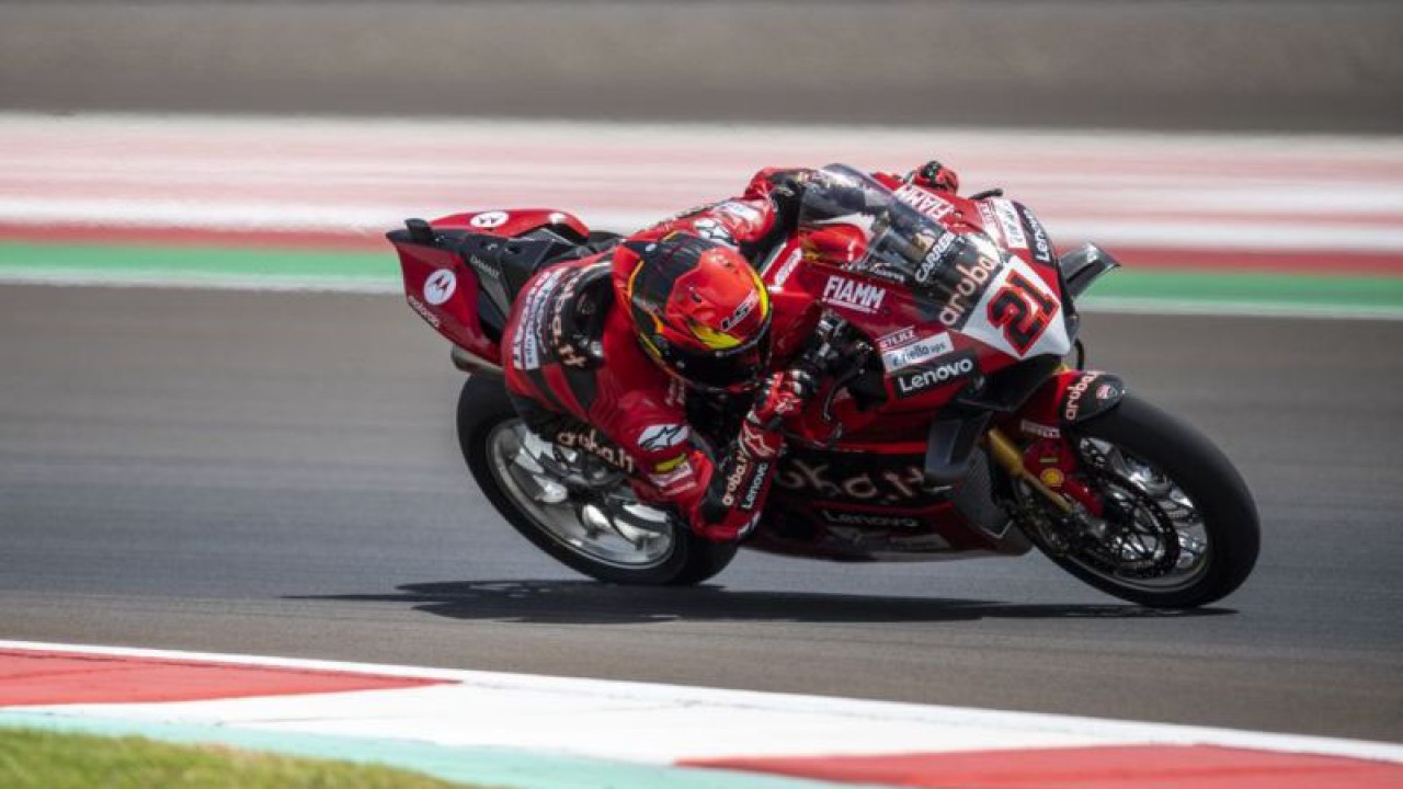 Pebalap Aruba.it Racing-Ducati Michael Ruben Rinaldi memacu kecepatan saat Race 2 WSBK 2023 di Pertamina Mandalika International Street Circuit di KEK Mandalika, Praya, Lombok Tengah, NTB, Minggu (5/3/2023). Alvaro Bautista berhasil menjuarai Race 2 WSBK Indonesia disusul pebalap Pata Yamaha Prometeon WorldSBK Toprak Razgatlioglu. ANTARA FOTO/M Agung Rajasa/tom.