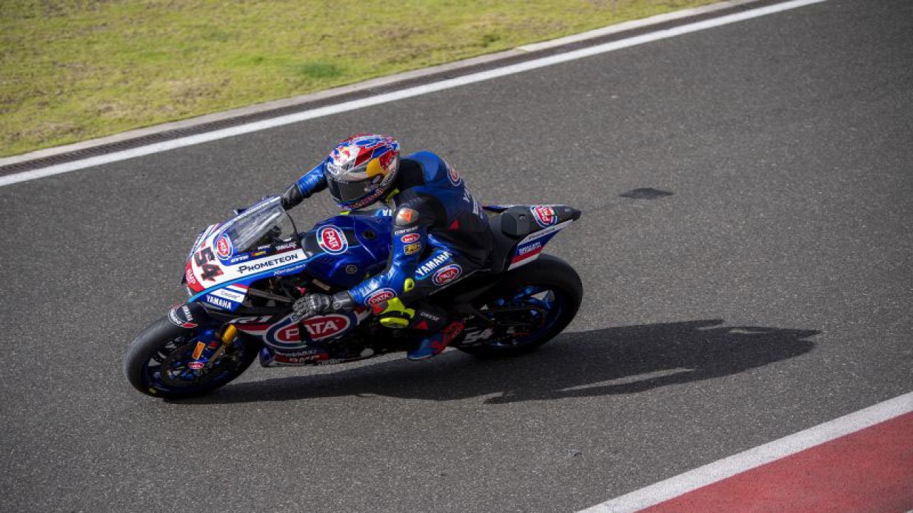 Pebalap Pata Yamaha Prometeon WorldSBK Toprak Razgatlioglu keluar Paddock saat latihan bebas ketiga pada MOTUL FIM Superbike World Championship (WSBK) Indonesian Round 2023 di Pertamina Mandalika International Street Circuit di KEK Mandalika, Lombok Tengah, NTB, Sabtu (4/3/2023). ANTARA FOTO/M Agung Rajasa/foc.