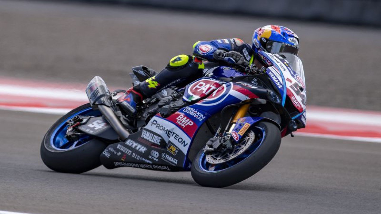 Pembalap dari tim Pata Yamaha Prometeon WorldSBK Toprak Razgatlioglu memacu motornya pada sesi latihan bebas kedua di Pertamina Mandalika International Street Circuit di KEK Mandalika, Desa Kuta, Kecamatan Pujut, Praya, Lombok Tengah, NTB, Jumat (3/3/2023)..ANTARA FOTO/Ahmad Subaidi/rwa. (ANTARA FOTO/AHMAD SUBAIDI)