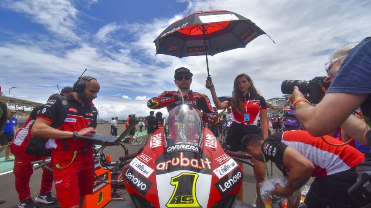 Pebalap tim Aruba.it Racing-Ducati Alvaro Bautista (tengah) bersiap di garis start saat Race 1 WSBK 2023 di Pertamina Mandalika International Street Circuit di KEK Mandalika, Desa Kuta, Kecamatan Pujut, Praya, Lombok Tengah, NTB, Sabtu (4/3/2023). Alvaro Bautista menjadi yang tercepat pada race 1 WSBK Mandalika 2023 di susul pebalap Pata Yamaha Prometeon WorldSBK Toprak Razgatlioglu di posisi kedua dan Andrea Locatelli di posisi ketiga. ANTARA FOTO/Ahmad Subaidi/foc.