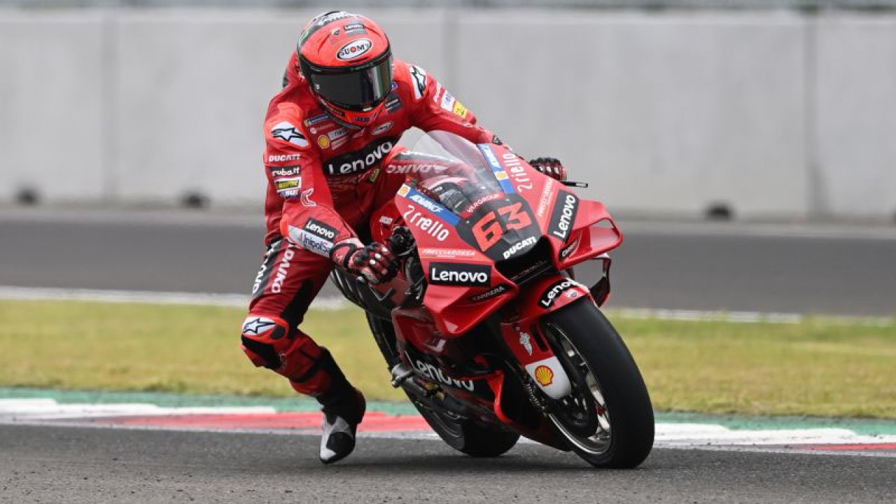 Arsip- Pembalap Ducati Lenovo Team Francesco Bagnaia memacu kecepatan sepeda motornya pada hari kedua tes pramusim MotoGP 2022 di Pertamina Mandalika International Street Circuit, Lombok Tengah, NTB, Sabtu (12/2/2022). ANTARA FOTO/Andika Wahyu/rwa.