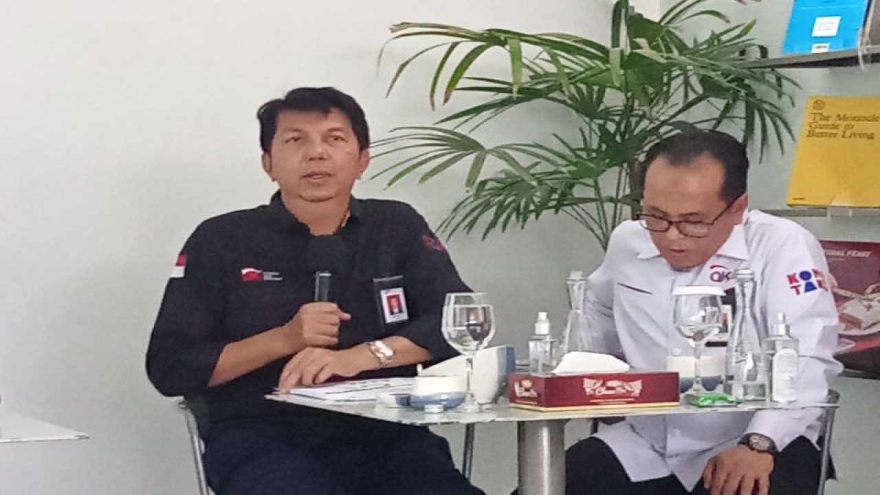 Kepala OJK Wilayah Sulawesi, Maluku dan Papua (Sulampua) Darwisman (kiri) saat pemaparan kinerja perbankan di wilayah Sulsel di Makassar, Senin (20/3/2023). Amtara/ Suriani Mappong