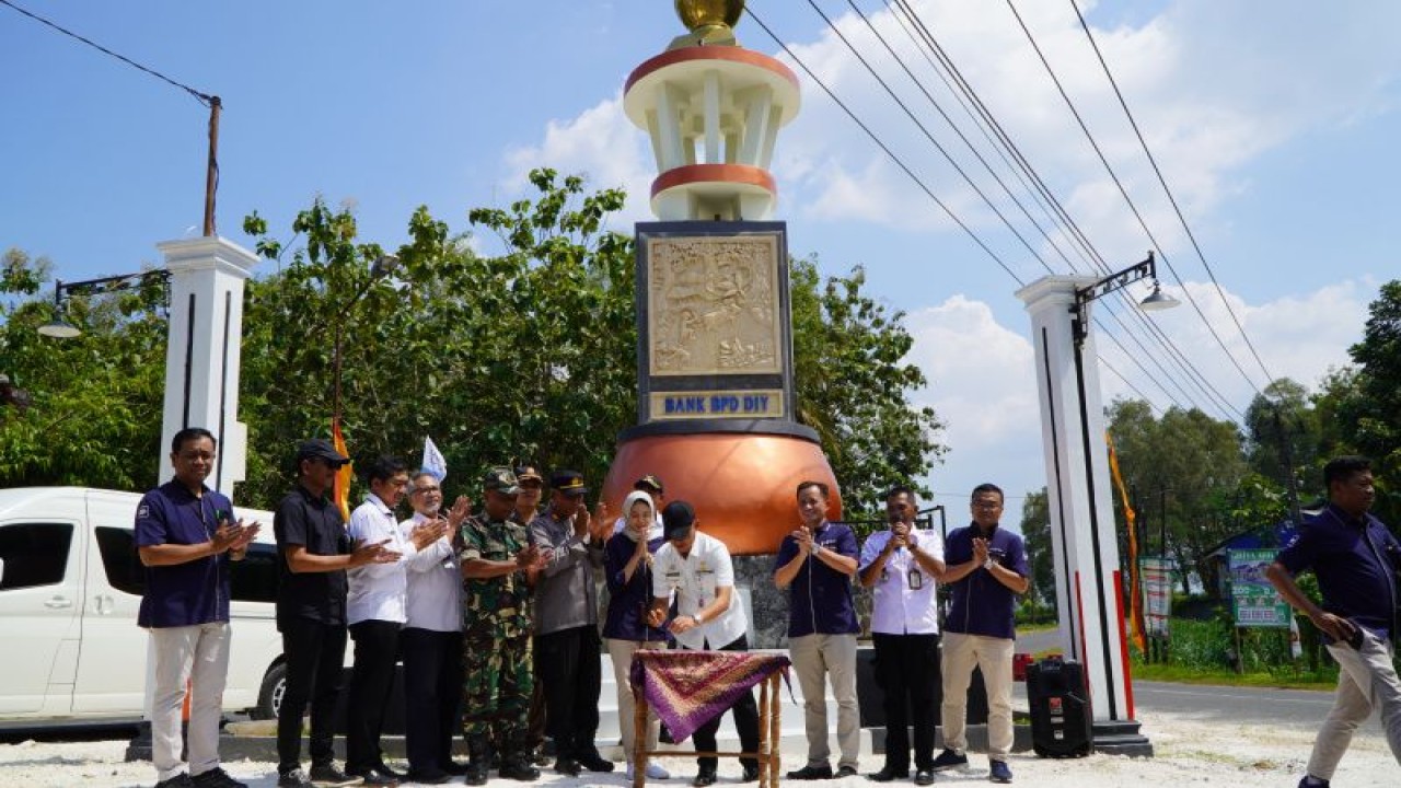 Bupati Gunungkidul Sunaryanta menandatangani surat edaran penanaman tanaman langka di seluruh OPD hingga padukuhan. ANTARA/HO-Humas Pemkab Gunungkidul