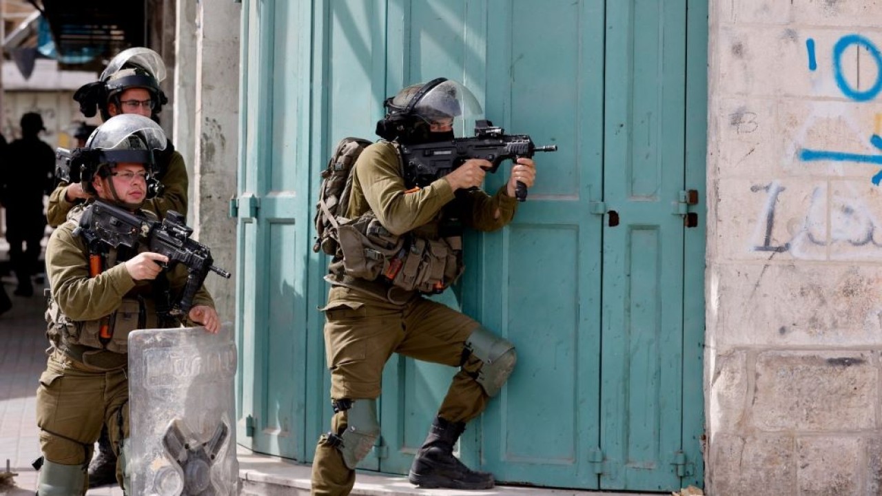 Seorang tentara Israel membidik pengunjuk rasa Palestina di Hebron, di Tepi Barat yang diduduki Israel, Palestina, 1 April 2022. (Reuters)