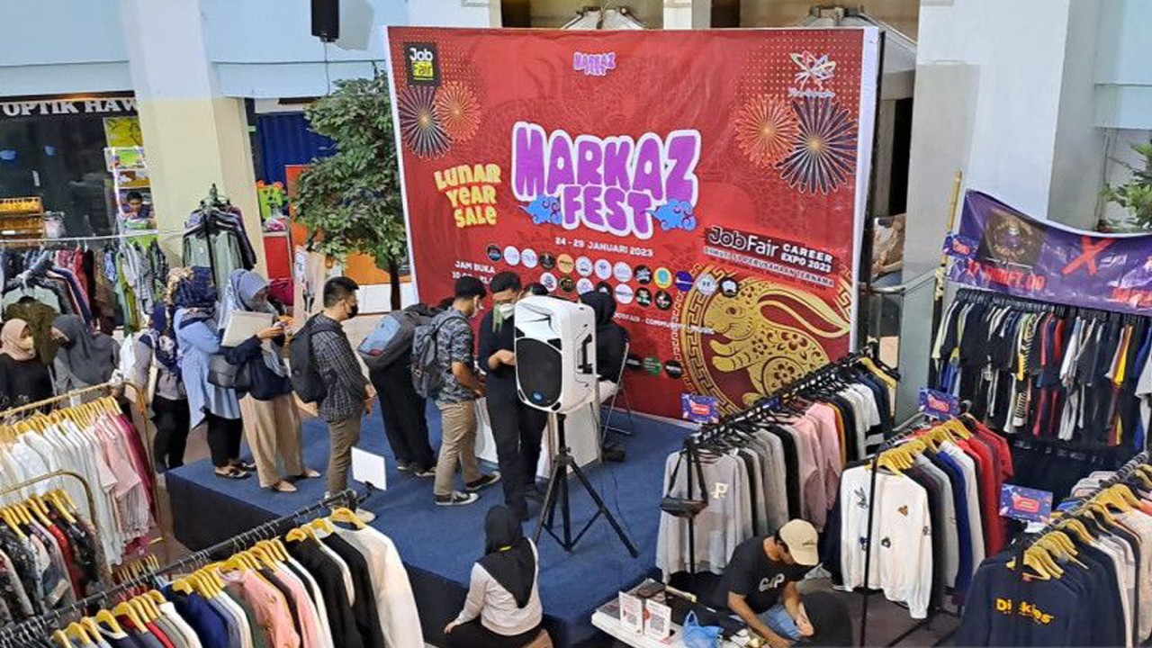Pengunjung memadati Pameran Markaz Fest yang menghadirkan “thrift” atau baju bekas di Plasa Simpang Lima, Semarang, Rabu (25/1/2023). ANTARA/Helena Mutiara