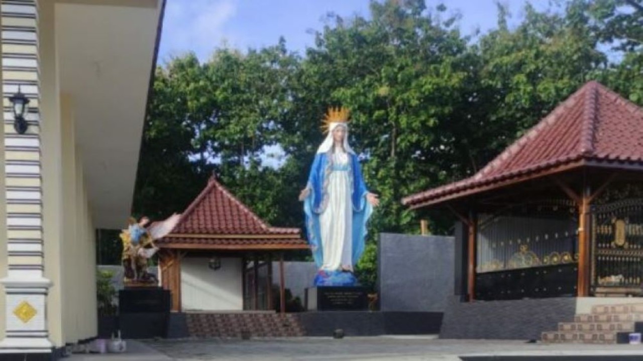 Patung Bunda Maria tersebut terletak di sebuah tempat dengan nama "Rumah Doa" Sasana Adhi Rasa Santo Yakobus di Paduhkuhan Degolan, Bumirejo, Lendah, Kulon Progo, Daerah Istimewa Yogyakarta (DIY). (Istimewa/Kemenag)