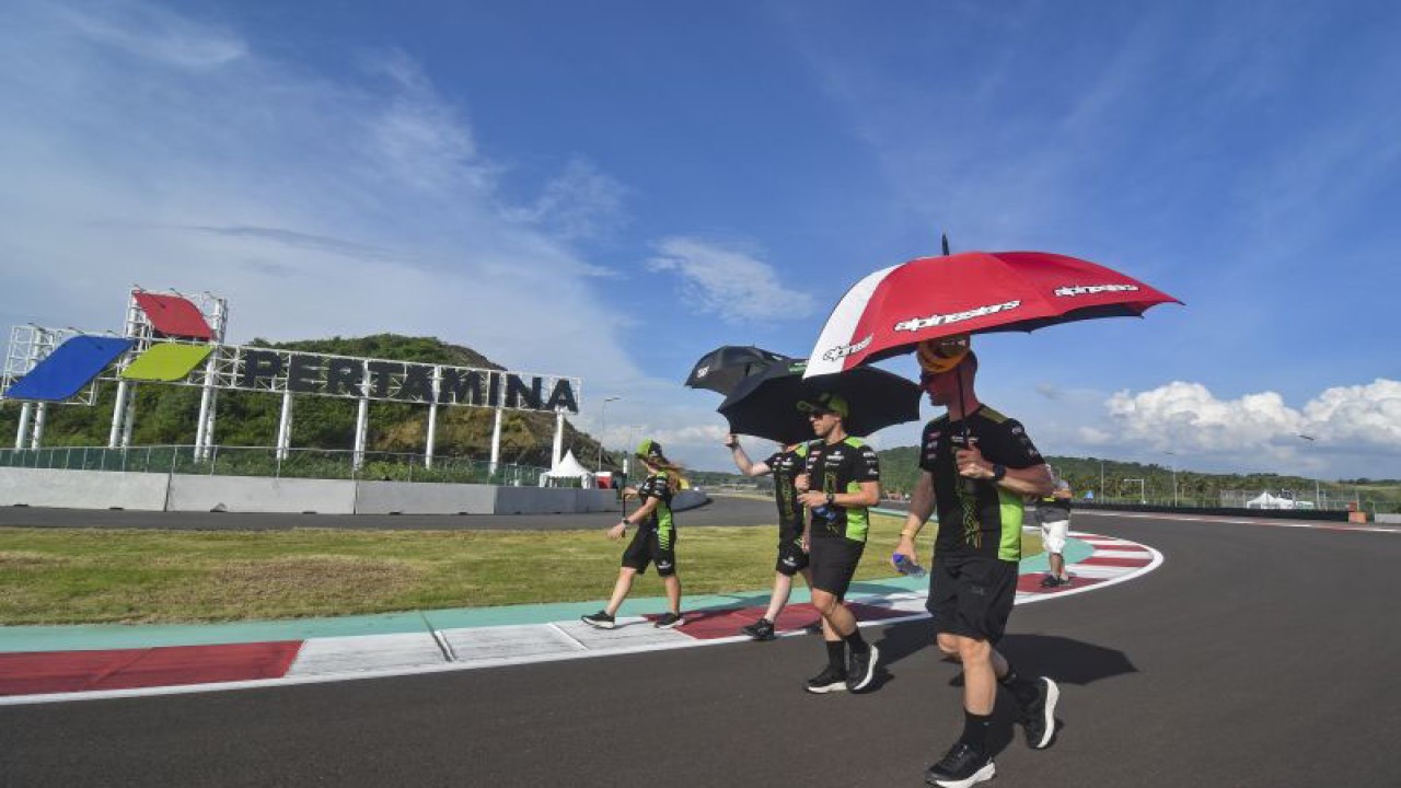 Pebalap Kawasaki Racing Team WorldSBK Jonathan Rea (kanan) bersama timnya mengikuti sesi pengenalan lintasan (track familirization) di Pertamina Mandalika International Street Circuit, KEK Mandalika, Desa Kuta, Kecamatan Pujut, Praya, Lombok Tengah, NTB, Kamis (2/3/2023). .ANTARA FOTO/Ahmad Subaidi/hp (ANTARA FOTO/AHMAD SUBAIDI)