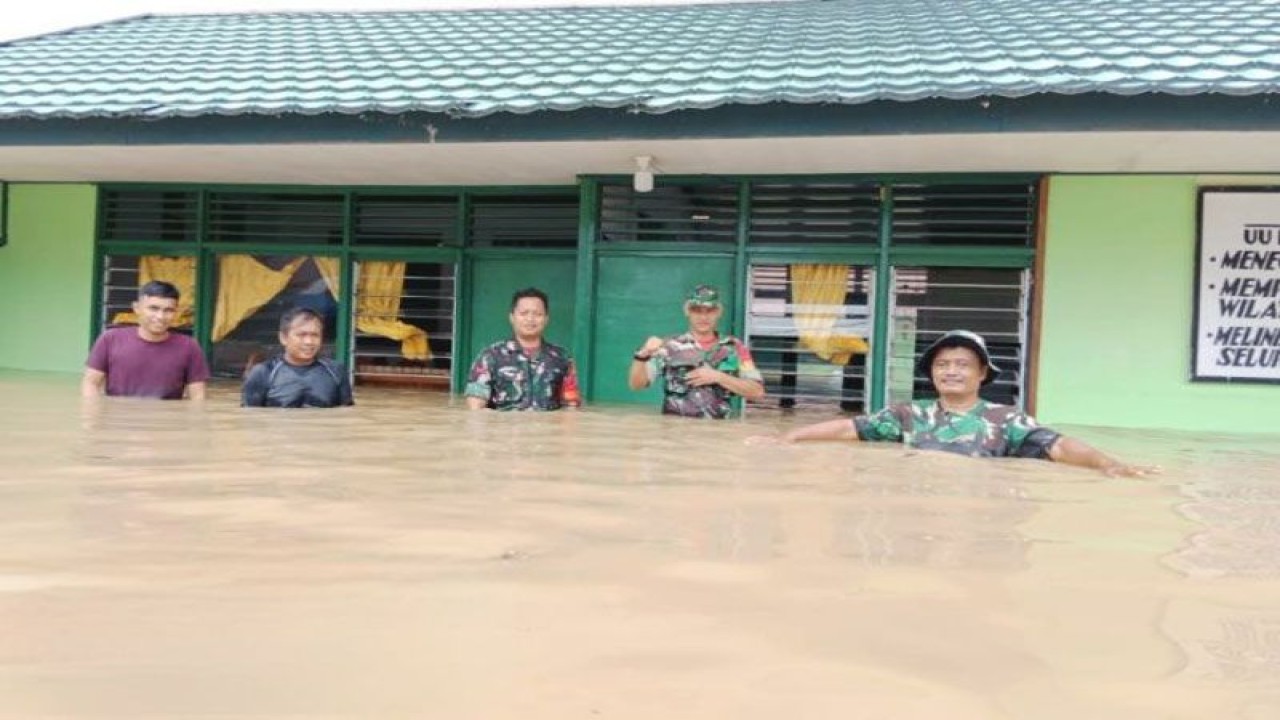 Banjir yang merendam sejumlah rumah dan fasilitas umum di Kecamatan Kapuas Tengah, Kabupaten Kapuas, Kamis (30/3/2023). ANTARA/HO-Dokumen Warga