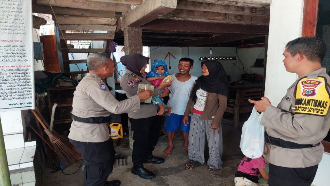 Kepolisian Resor Kulon Progo melakukan kegiatan  pemberian bantuan makanan tambahan (PMT ) kepada anak. (ANTARA/HO-Dokumen Polres Kulon Progo)