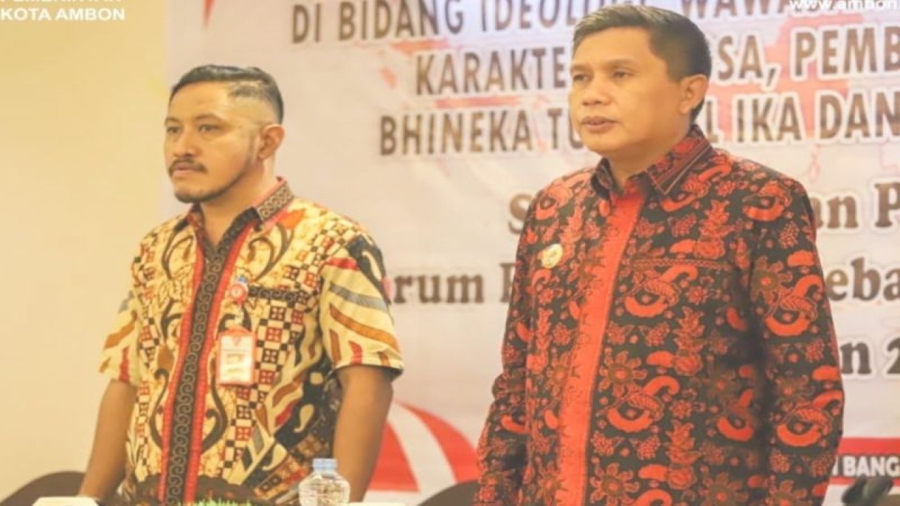 Penjabat Wali Kota Ambon Bodewin Wattimena membuka kegiatan Sosialisasi dan Pembentukkan Forum Pembauran Kebangsaan (FPK) Kota Ambon, di Ambon, Kamis (30/3/2023). ANTARA/Penina F Mayaut.