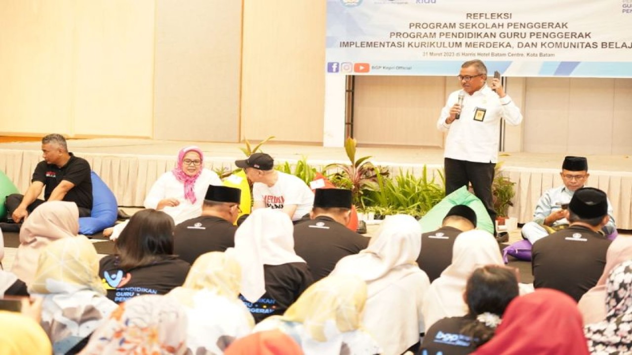 Sekretaris Daerah Kota Batam, Jefridin Hamid saat menghadiri kegiatan Refleksi Program Sekolah Penggerak Program Pendidikan Guru Penggerak Implementasi Kurikulum Merdeka, dan Komunitas Belajar, pada Jumat (31/3/2023). (ANTARA/HO-Pemkot Batam)