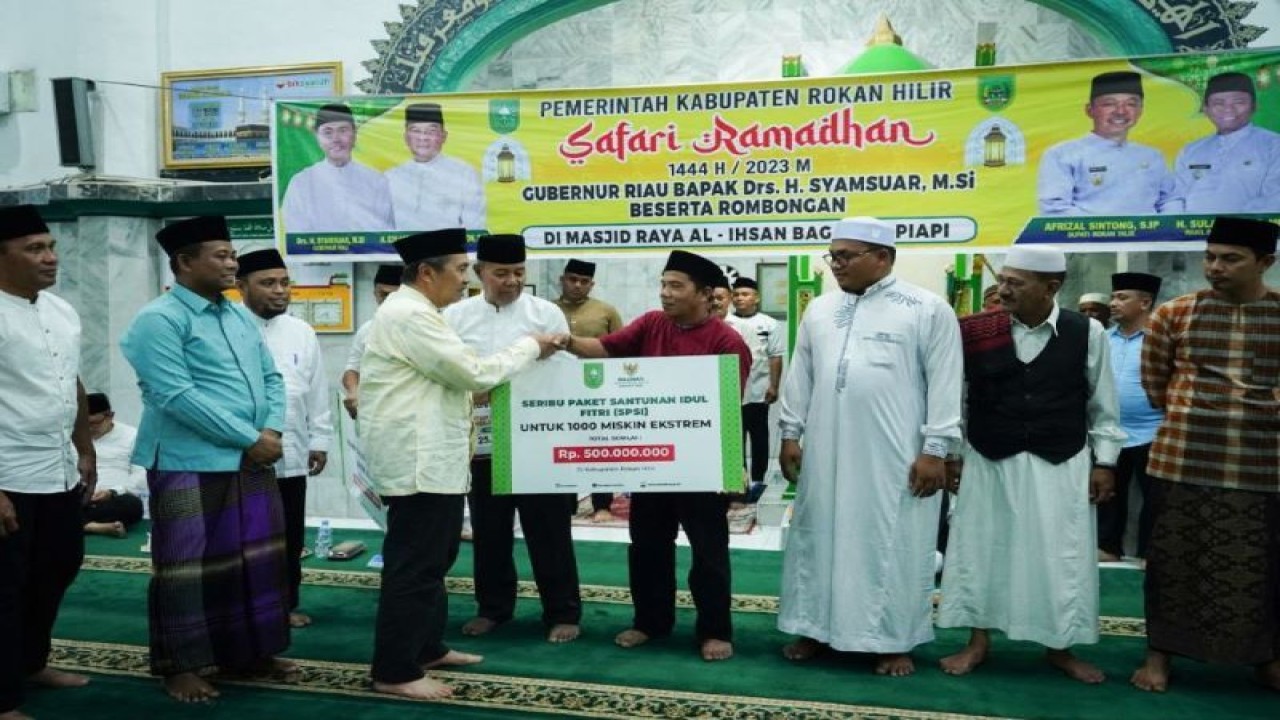 Gubernur Riau Syamsuar memanfaatkan momen Ramadhan menyalurkan bantuan kemanusian dan berbenah mushola dan masjid dalam sejumlah kunjungan safari Ramadhan Pemrov Riau tahun 2023. ANTARA/HO-Diskominfotik Riau.