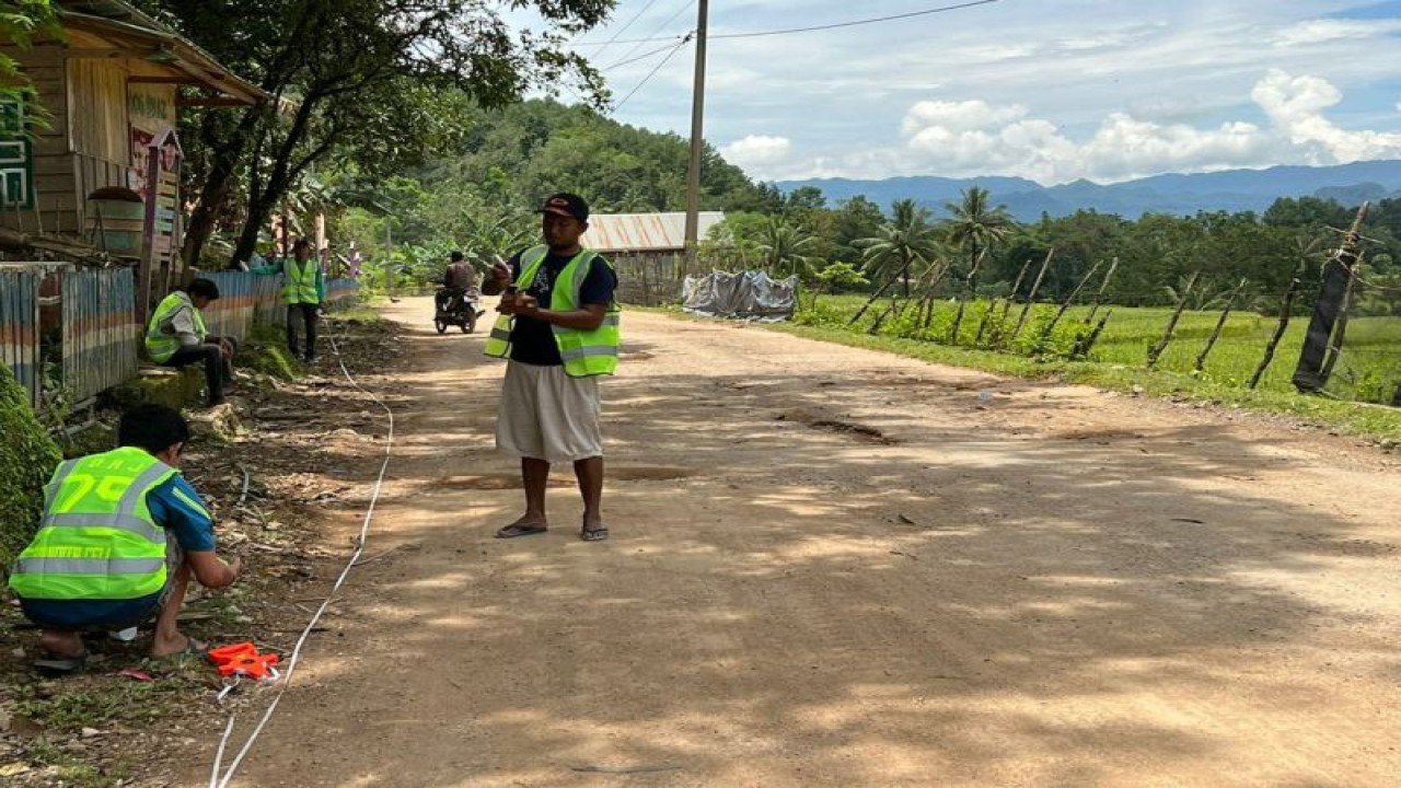 Para pekerja mulai melakukan pengukuran untuk perbaikan Jalan Minasatene, Pangkep, Sulsel.ANTARA/HO-Humas Pemprov Sulsel