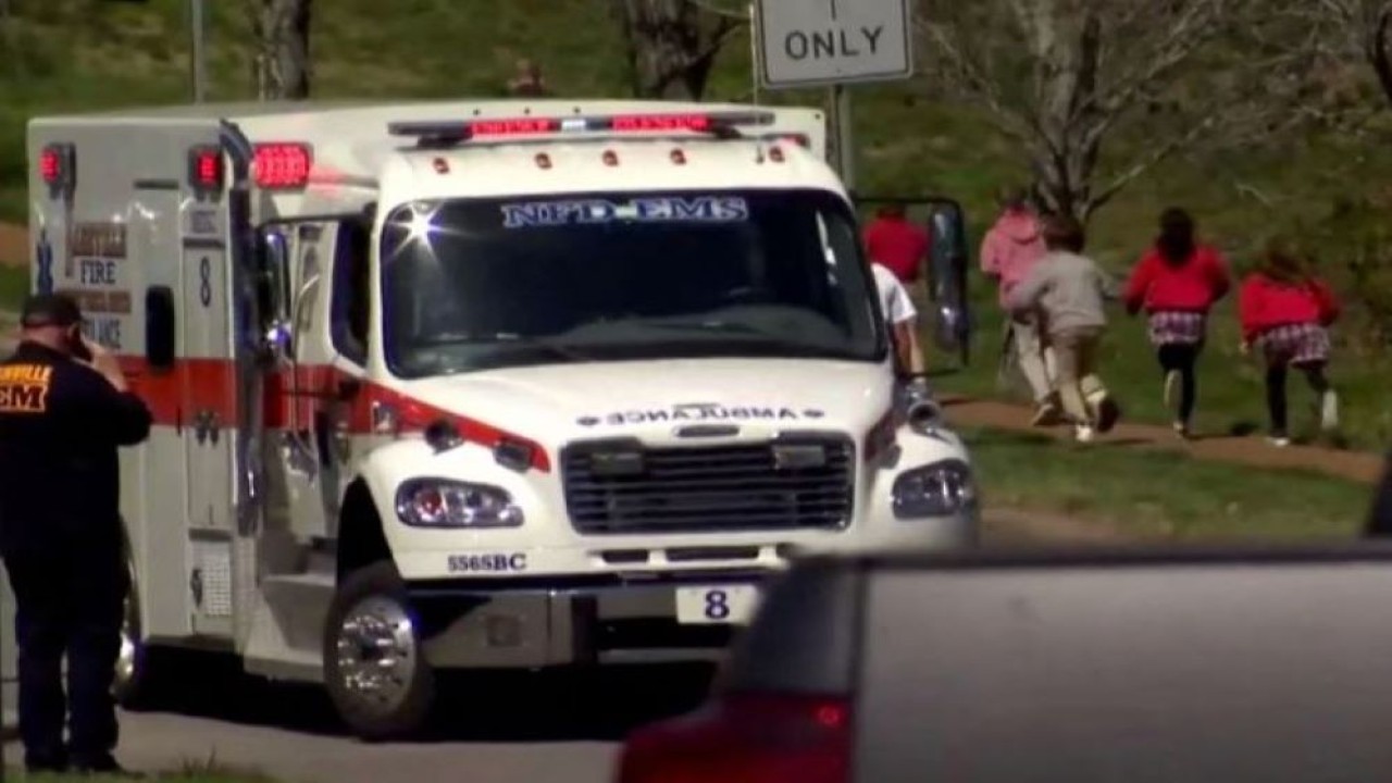 Anak-anak berlari melewati ambulans di dekat The Covenant School setelah penembakan di Nashville, Tennessee, AS, 27 Maret 2023 dalam gambar diam dari video. (WKRN/NewsNation melalui Reuters)