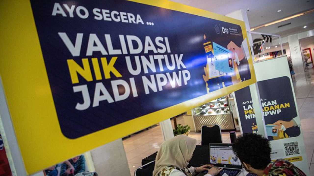 Petugas melayani wajib pajak saat melaporkan surat pemberitahuan (SPT) tahunan pajak di salah satu pusat perbelanjaan di Palembang, Sumatera Selatan, Kamis (16/3/2023). ANTARA FOTO/Nova Wahyudi/rwa.