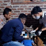 Pihak kepolisian dan tim medis dan keluarga korban saat di rumah duka, Rabu (ANTARA/HO-Polsek Pugung)-1680254126