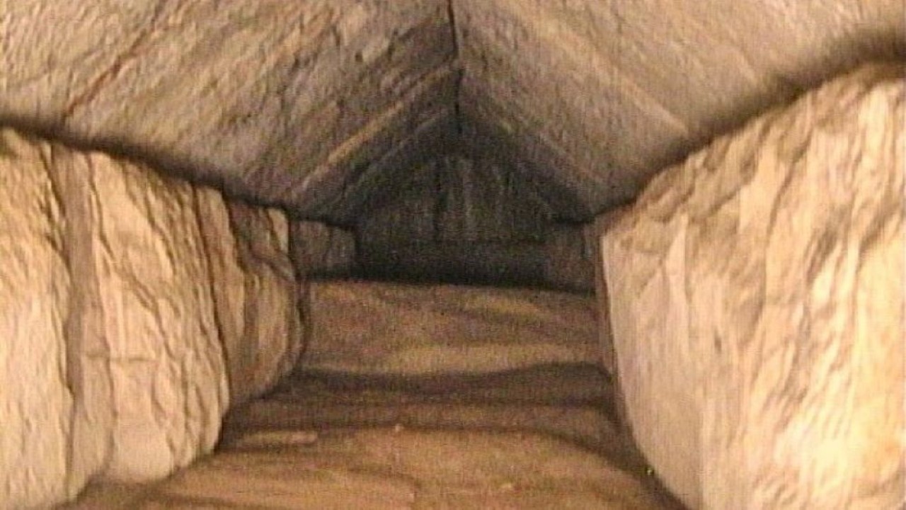 Sebuah koridor tersembunyi di dalam Piramida Agung Giza yang ditemukan oleh para peneliti dari proyek Scan Pyramid oleh Kementerian Pariwisata Mesir di Giza, Mesir, 2 Maret 2023. (Reuters)