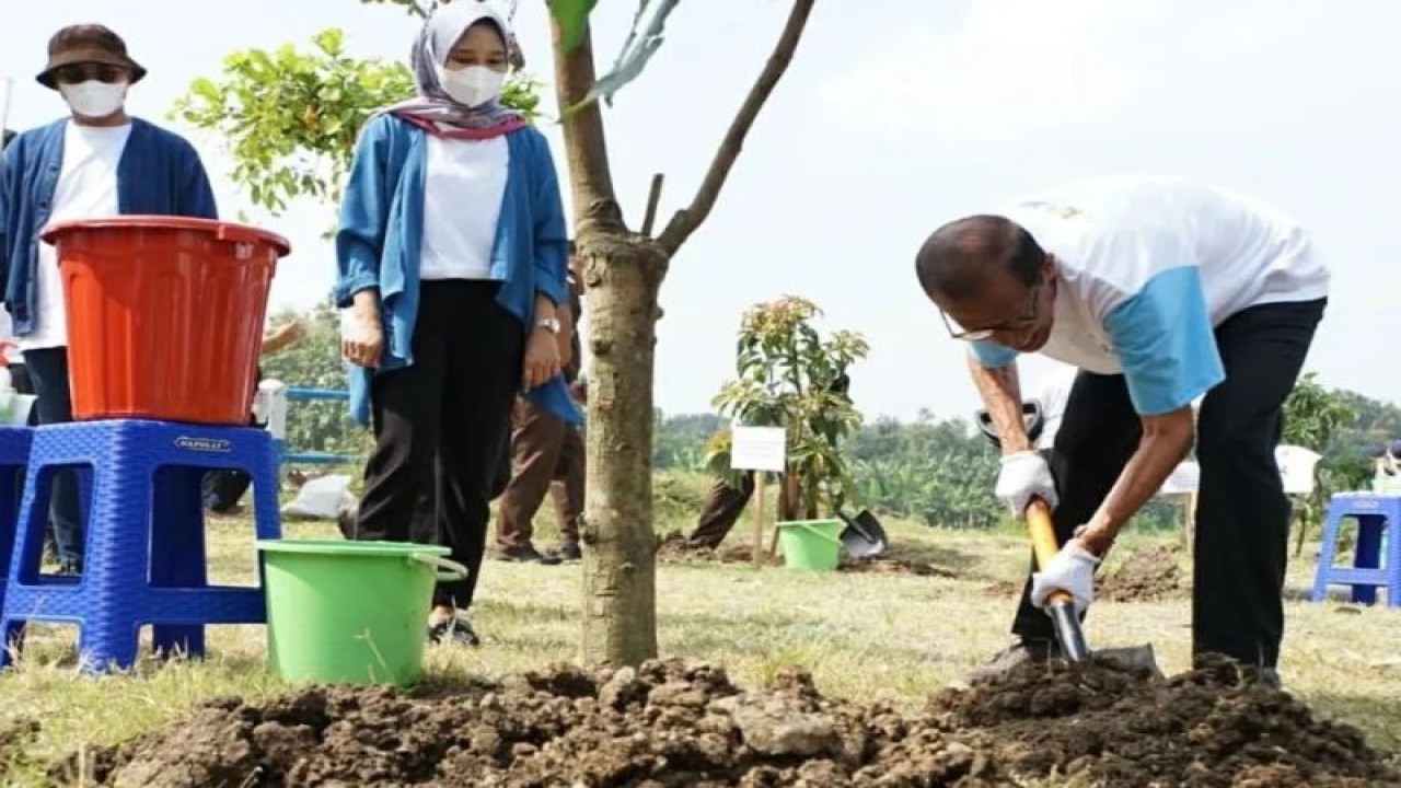 Bupati Magetan Suprawoto melakukan penanaman pohon bersama BBWS Bengawan Solo dalam kegiatan Gerakan Menanam Pohon dan Memasyarakatkan Biopori di Bendung Jati Desa Gorang Gareng, Kecamatan Nguntoronadi, Magetan, Kamis (16/3/2023). ANTARA/HO-Diskominfo Kabupaten Magetan