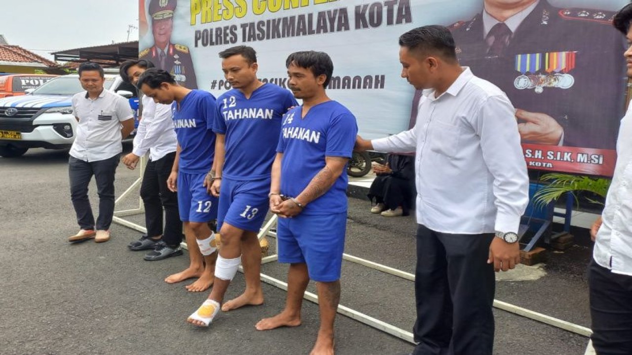 Polisi menunjukkan tersangka kasus pencurian sepeda motor di Polsek Indihiang, Kota Tasikmalaya, Jawa Barat, Senin (20/3/2023). ANTARA/HO-Pokja Polres Tasikmalaya Kota.